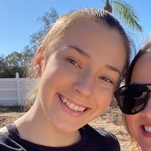 Meet your Posher, Caitlin